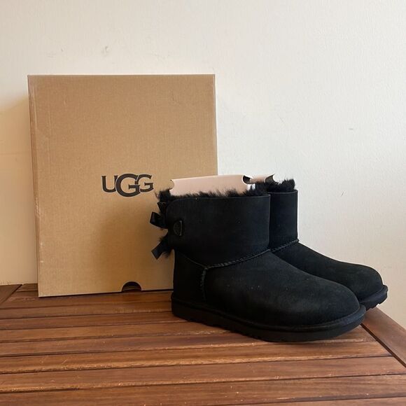 UGG Kids' Mini Bailey Bow II Boots Black USA Big Kid Size 5Y/UK 4/EU 37 - Picture 1 of 13